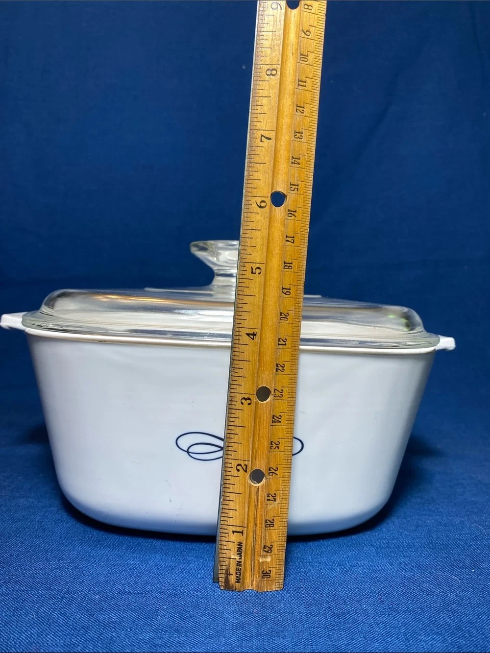 Corningware Vintage 2.5qts Casserole P-2 1/2-B in Black Trefoil Scroll with lid
